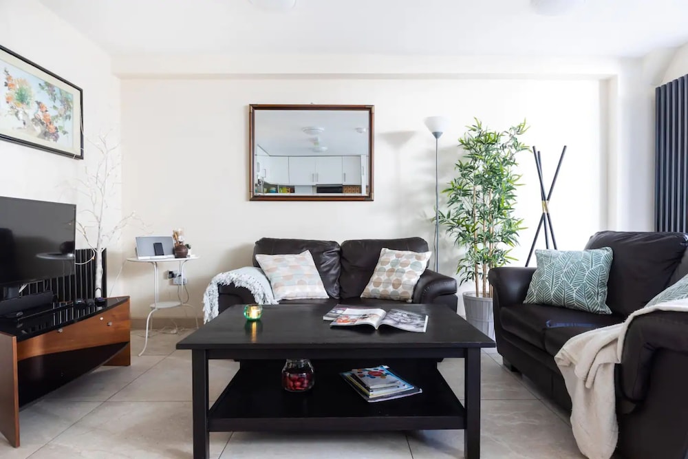 Stylish 2 Bedroom Apartment in the Heart of Shepherds Bush