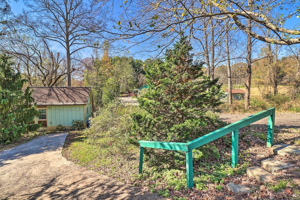 Unique & Cozy Arden Cabin, 6 Mi to Blue Ridge Pkwy