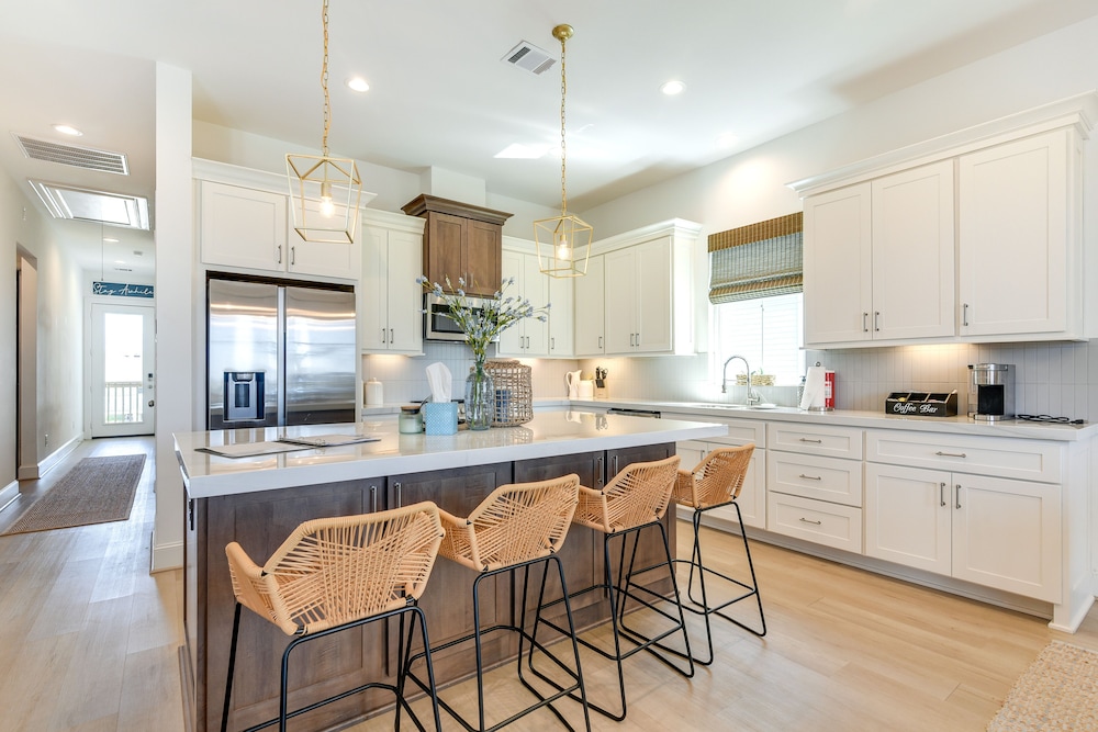 Near Terramar Beach: Home w/ Patio in Galveston