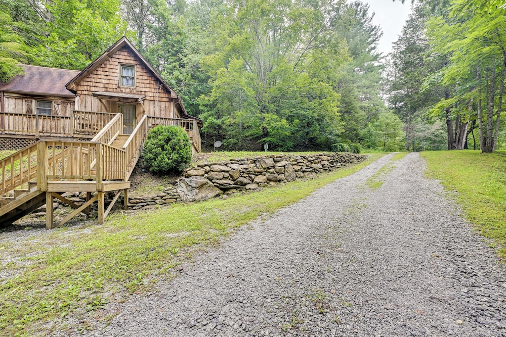 Trail Access & Tranquil Setting: Franklin Retreat!