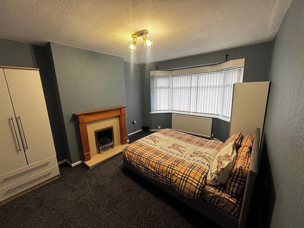 Housesleeps9-fireplace-garden-bbq-tv