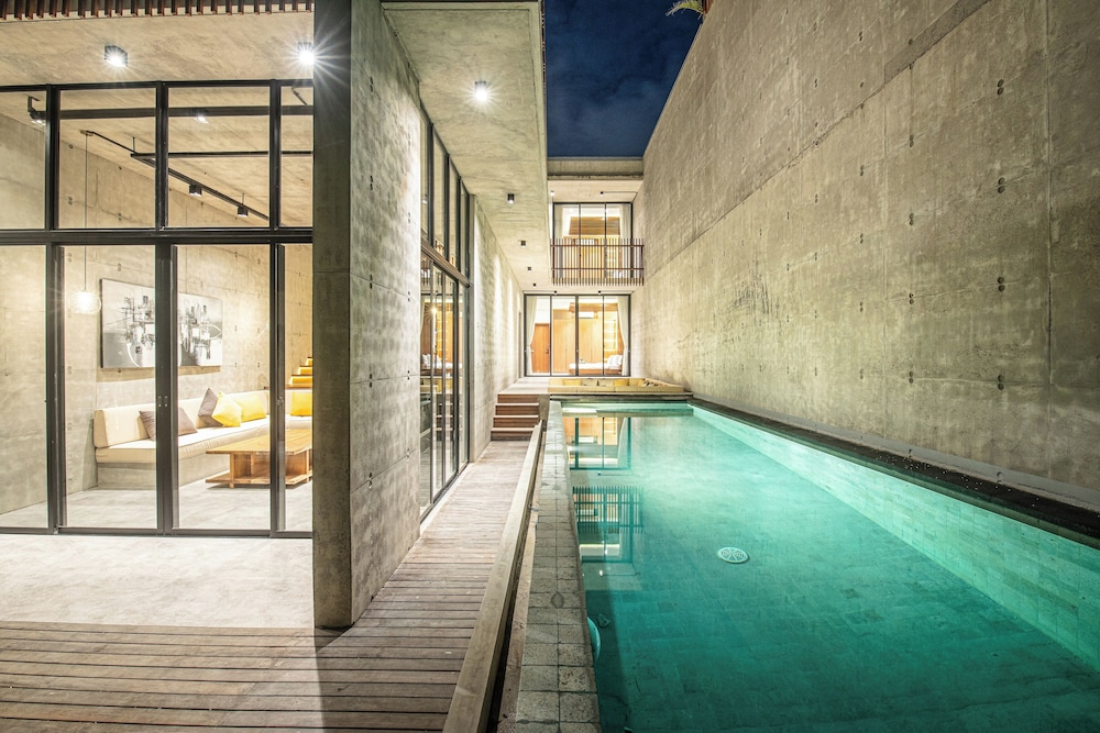 Modern 4BR Canggu Retreat Just 8mins to the Beach