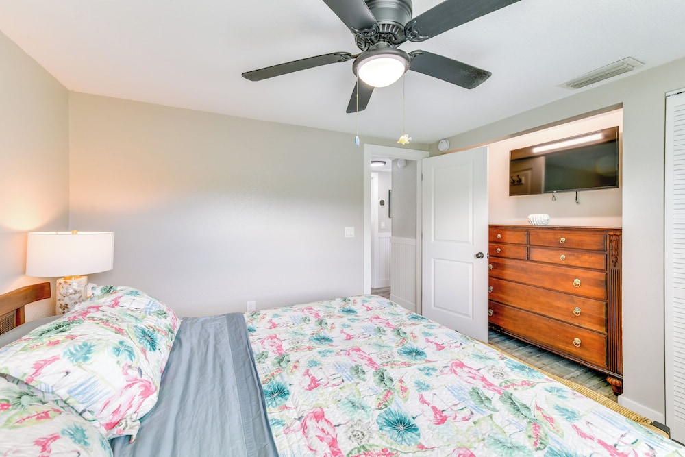 Fish, Swim & Unwind: Anna Maria Apt Steps to Beach