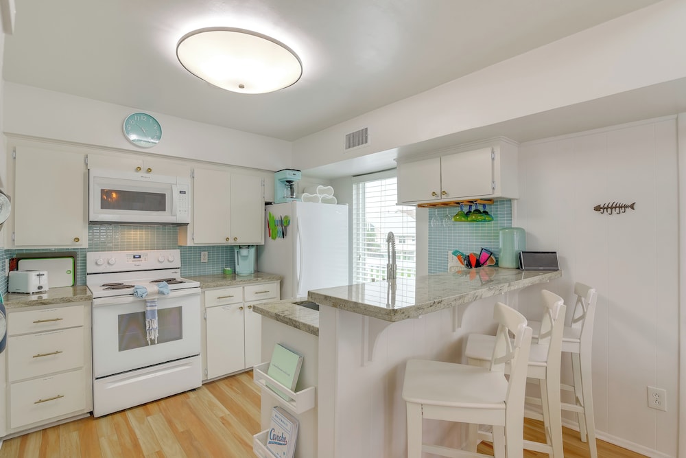 1 Block to Beach: Family Retreat in Galveston!