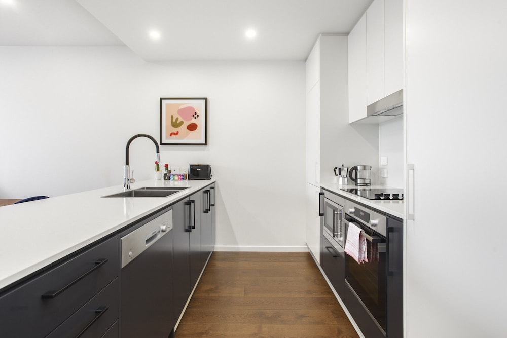 Boutique Unit With Huge Terrace Near Cafes & Shops