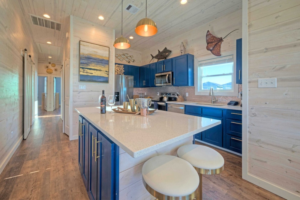 Sleeps 20 2 Homes w/ Beach Boardwalk Access, Water Canal Views, & Priv Pools