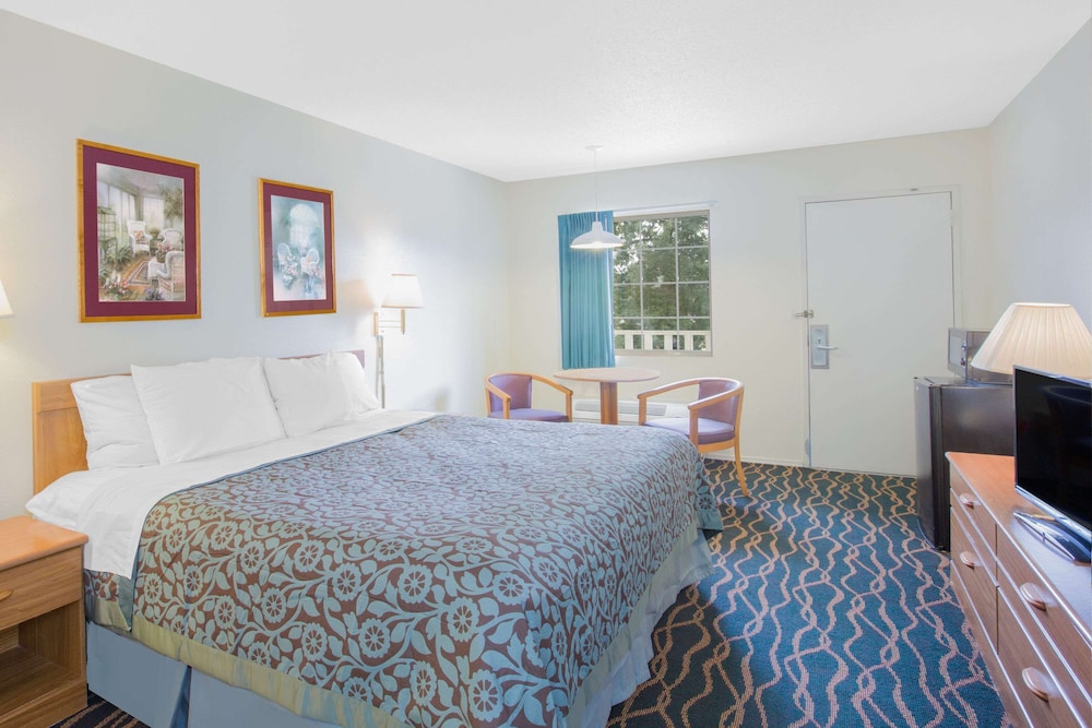 Days Inn by Wyndham Hardy view 5