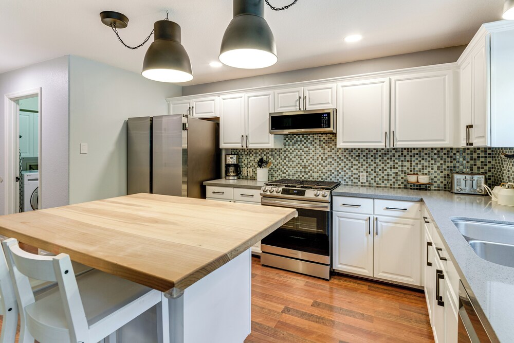 6 Mi to Northshore Park: Family Home w/ Pool!