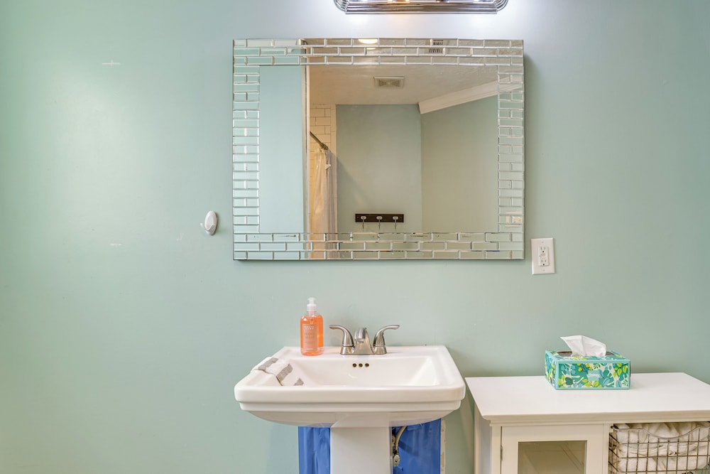9 Mi to Downtown Houston: Cozy Cottage w/ Patio!