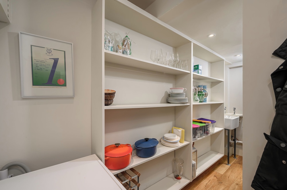 Elegant 3-Bedroom Flat in West End