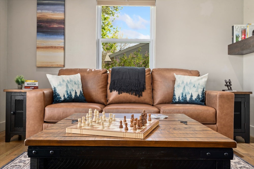 Magnolia Hideaway - Pet Friendly w/ Fireplace