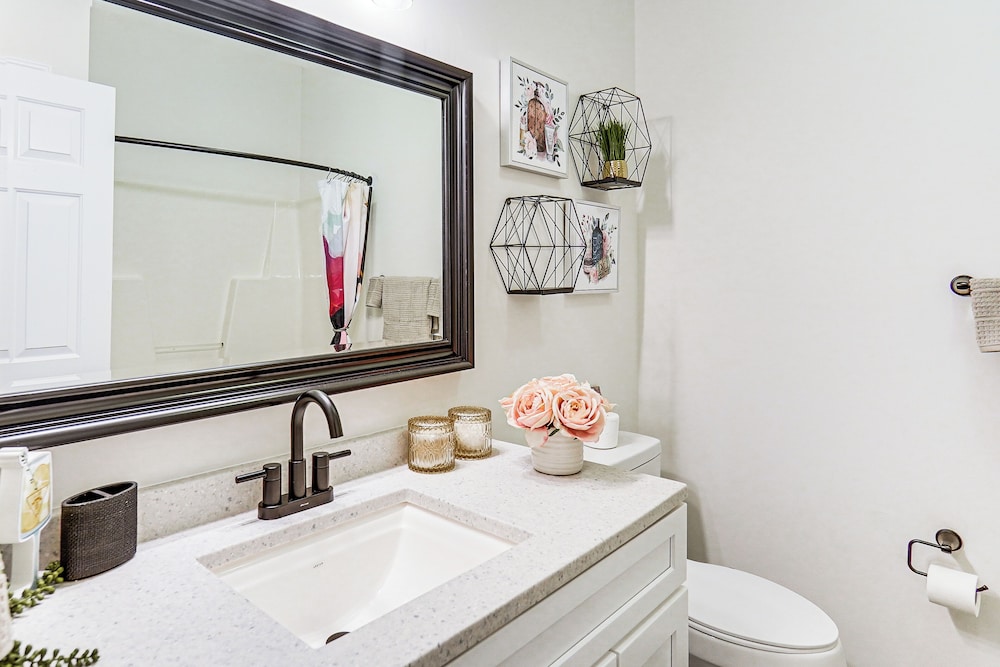9 Mi to Dtwn Fayetteville: Condo w/ Pool Access!