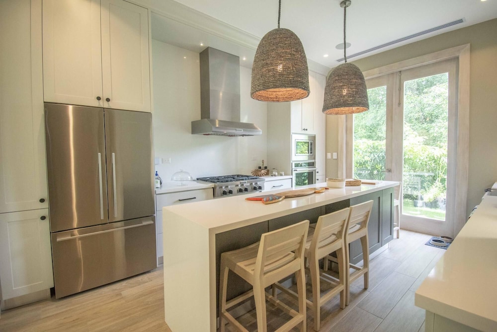 Stylish Fully-staffed Villa Near Beach and Lagoons in Exclusive Golf Resort view 5