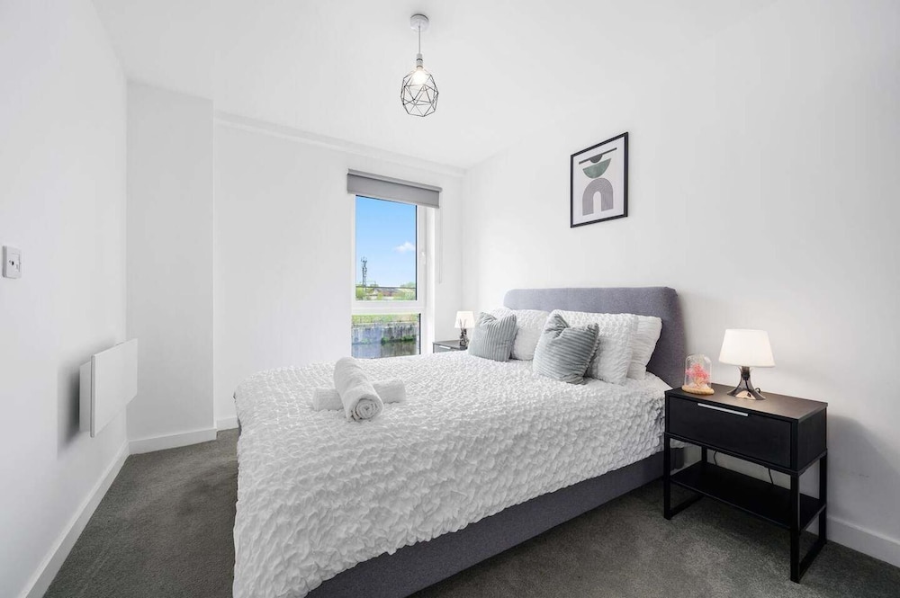 Manchester - Apartment - Sleeps 5 - Parking