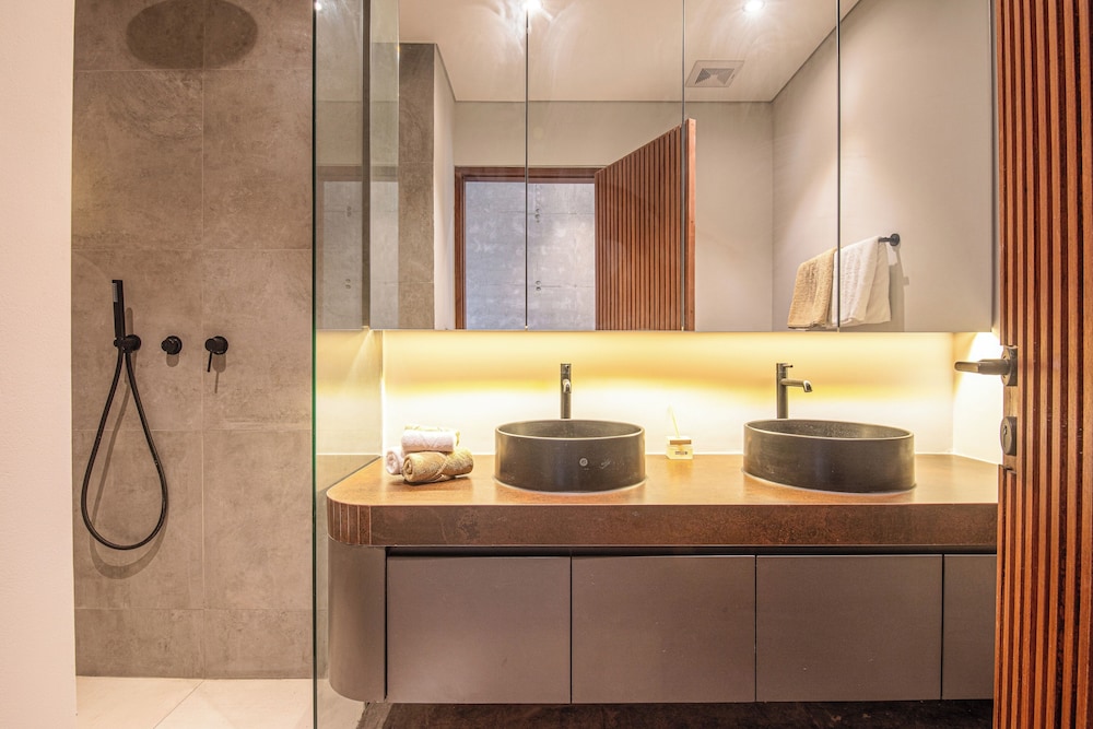 Modern 4BR Canggu Retreat Just 8mins to the Beach