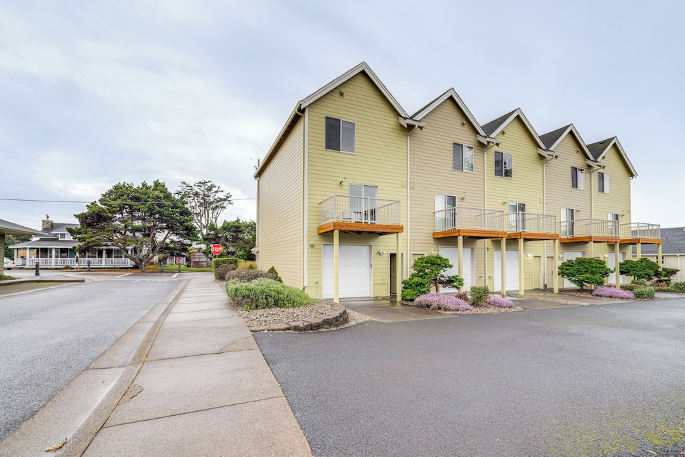 Walk to Lincoln City Beach: Townhome w/ Balconies!