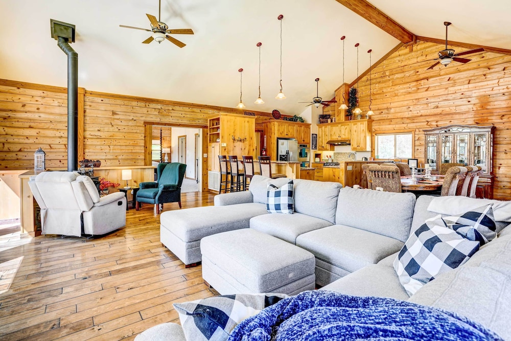 Spacious Mariposa Cabin w/ Deck & Private Hot Tub! view 4