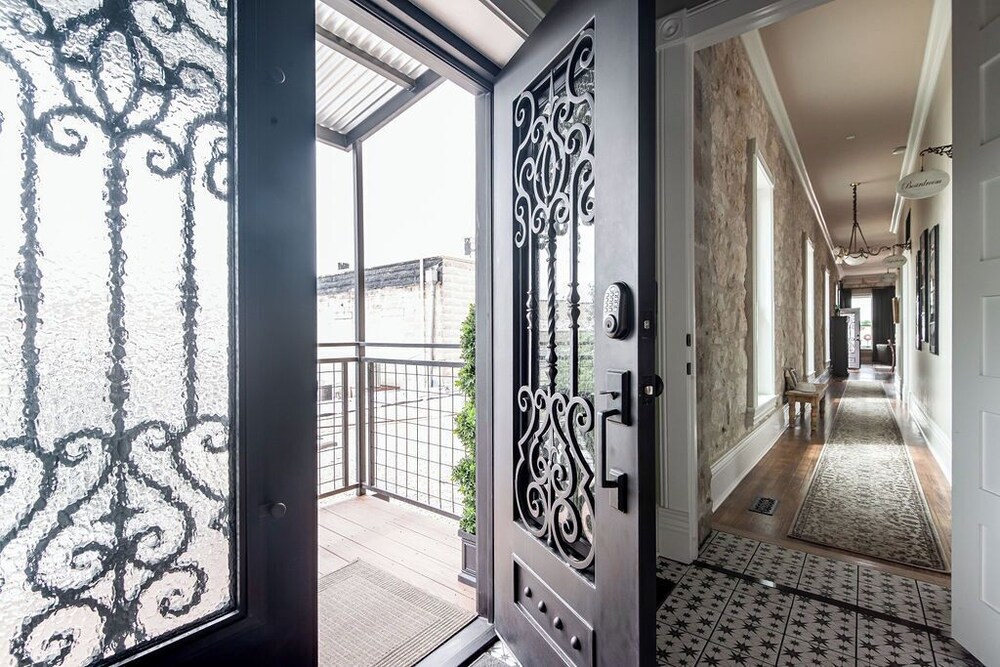 The Bank on Main St - Historic Luxury Suite W/rooftop Deck Overlooking Main Street