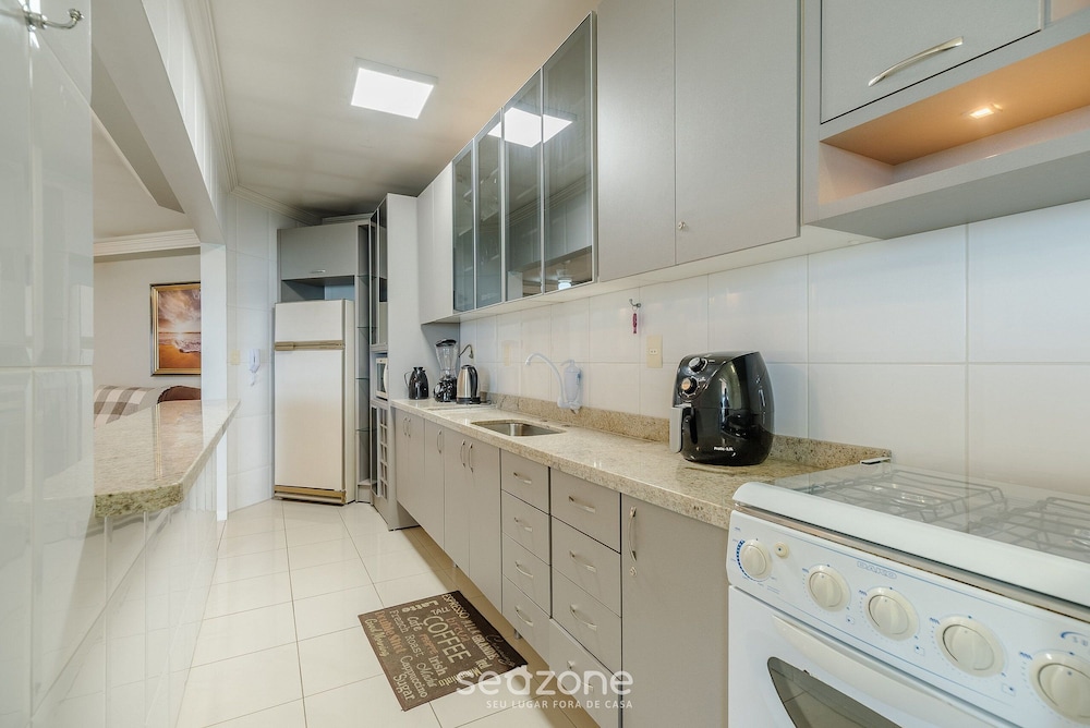 Sea View Apt w/ BBQ in Itapema Dnl0602