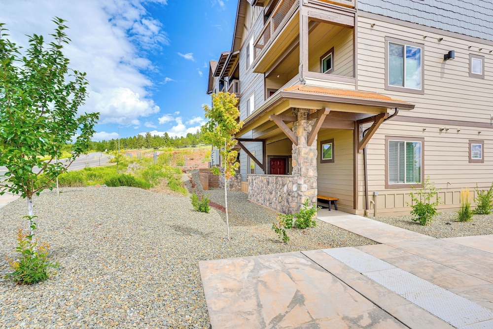 2 Mi to Dtwn & Nau: Flagstaff Condo w/ Patio! view 5