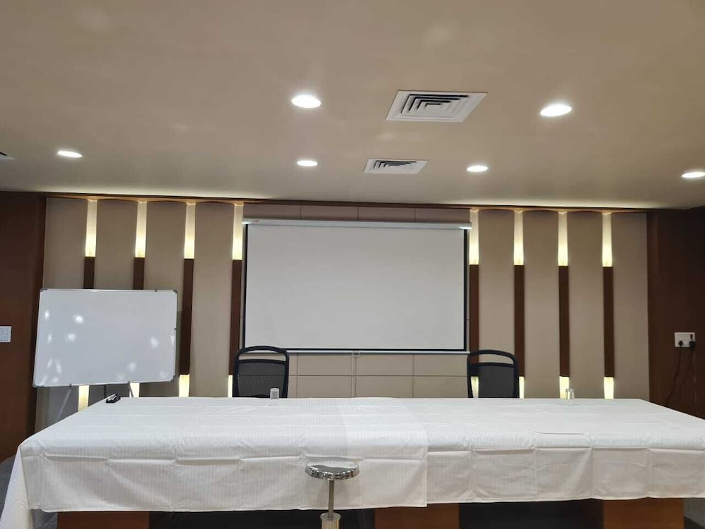 Club Azzurro Resort - Nalsarovar
