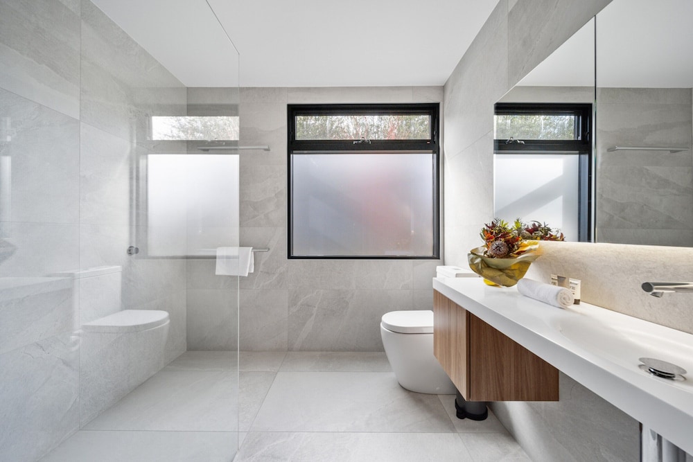 Luxurious 2-bed: Pool, Lift, Dining
