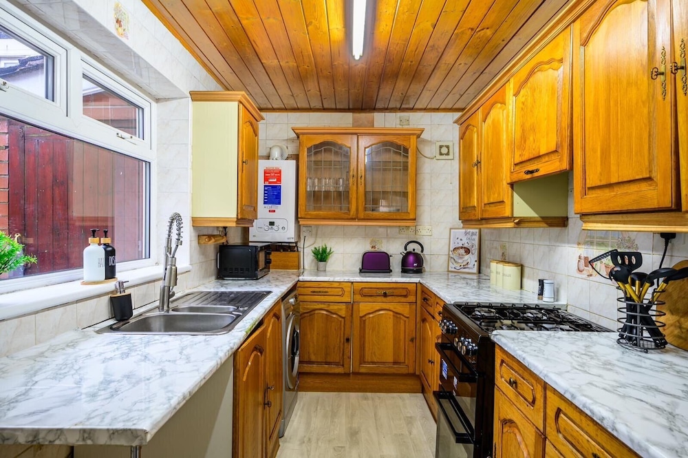 Rochdale Retreat - Spacious 4-bed House 8 Beds