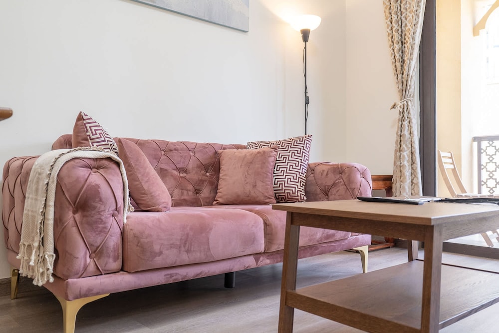Magnificent 1 BR Apt Situated on a Prime Location