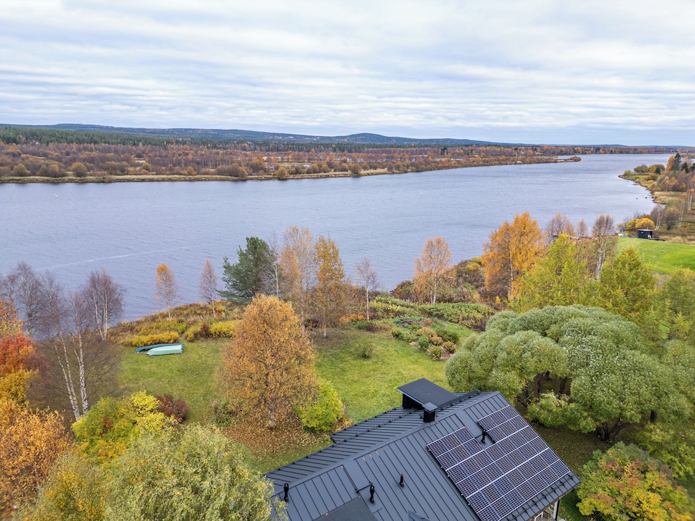Cozy 3BR Riverside House with Sauna
