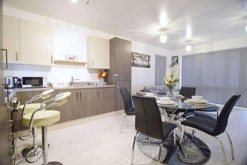 Near Excel - Wifi - Parking - Pets - Sleeps 5