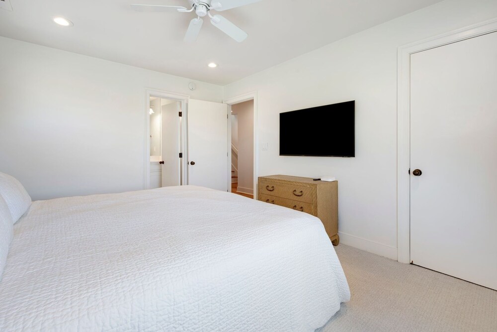 Pawleys Island Vacations - Spacious Oceanfront Villa With Elevator, Wifi, Library, Board Games, Sunroom, And Wine Refrigerator 4 Bedroom Villa by RedAwning - Property Image 5