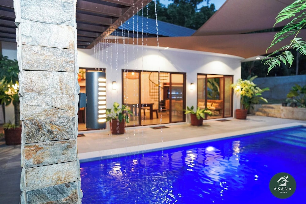 Modern Tropical 2BR Villa & Pool Retreat in Amadeo