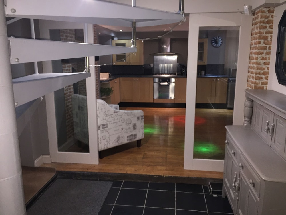Large 2-bed House Derbyshire off Chatsworth rd view 5