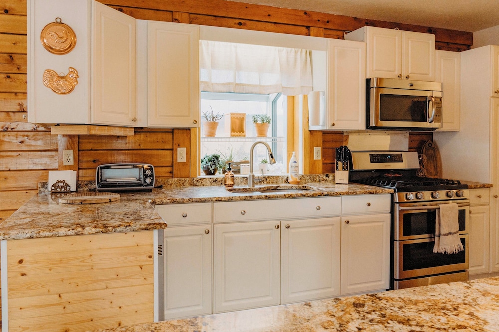 Lakefront Getaway w/ Fire Pit in Akron