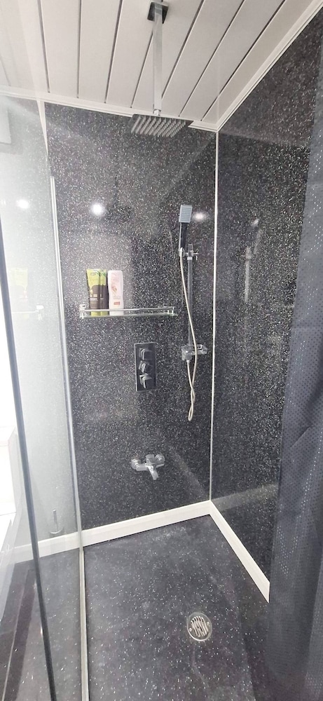 Spacious 3 Bed 2 Baths Free Wifi Central Location