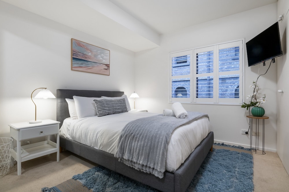 Riverside 2-bed Apartment With Balcony & Parking