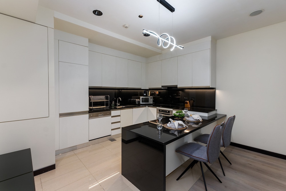 Chic 1BR in Dubai Marina w Direct Mall Access