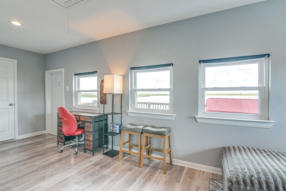 Private Home on Lagoon w/ Views in Hitchcock!