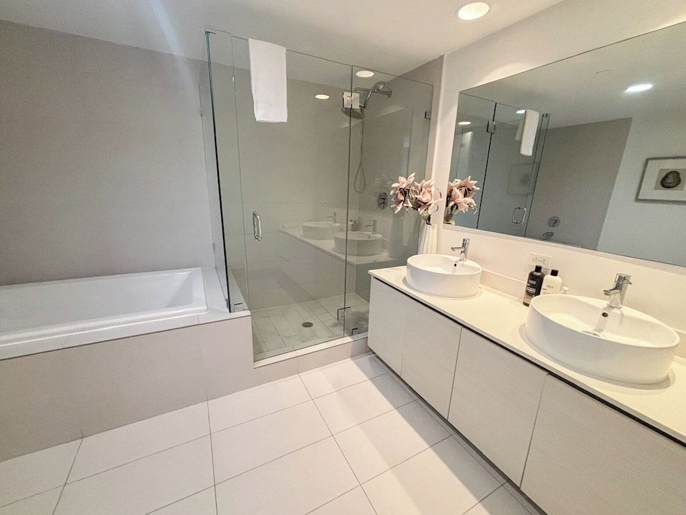 Luxury 3-BR Apartment with Stunning City