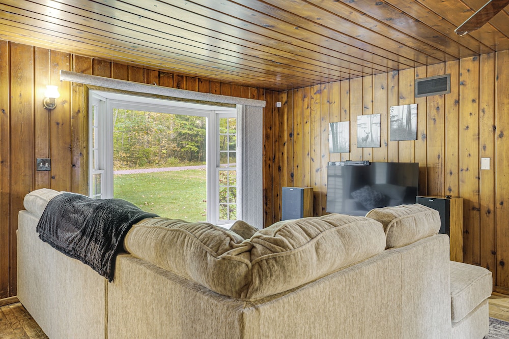 4 Mi to Lake: Secluded Northwoods Getaway