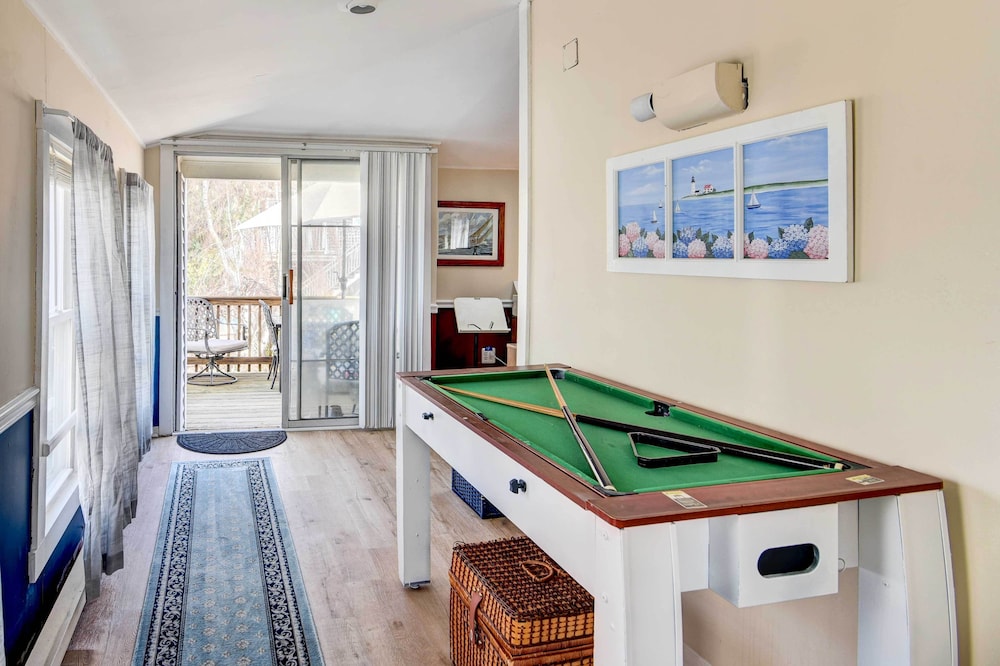 Beautiful Portsmouth Cottage By the Sea w/ Jacuzzi