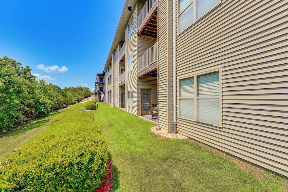 7 Mi to Silver Dollar City! Condo w/ Lake Access view 5