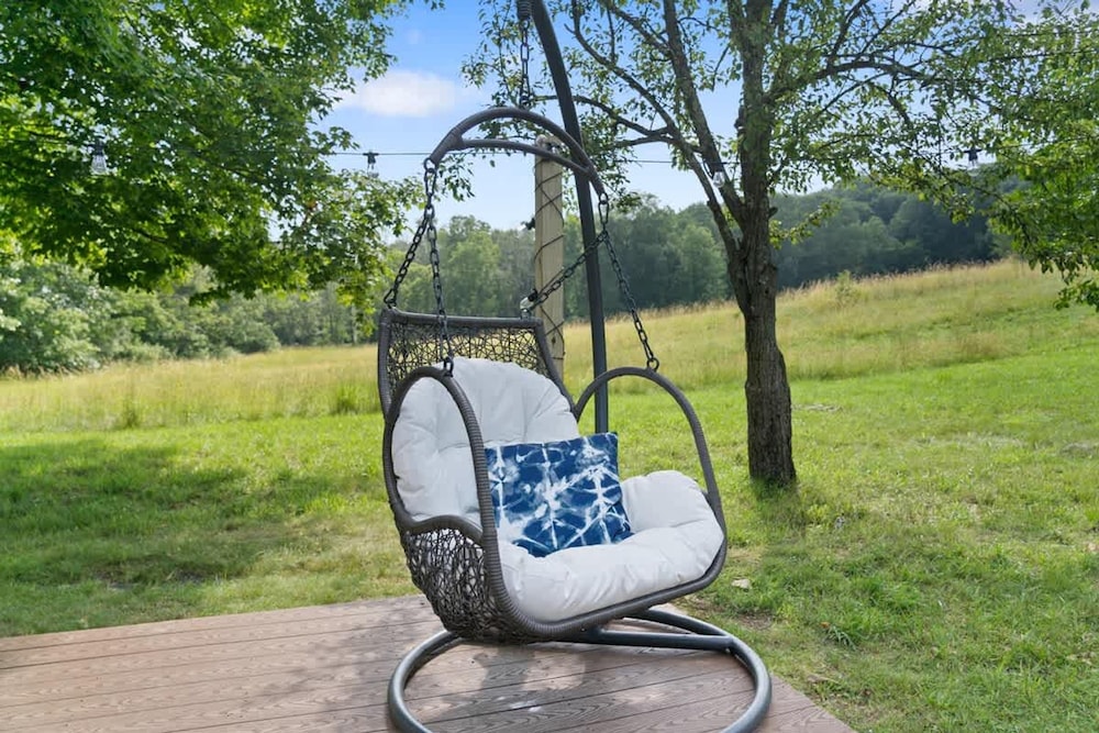 Charming Poconos Retreat w spa Fire pit Deck