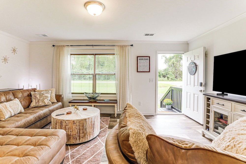 Dog Friendly, Screened Porch: St Stephen Retreat!