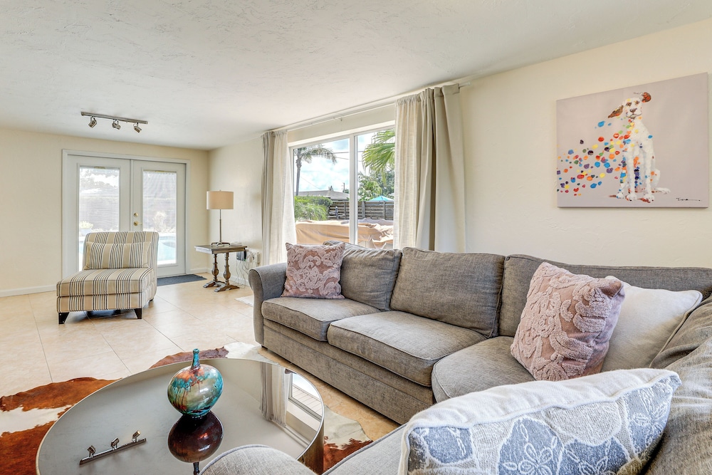 Poolside Oasis 6 Mi to Beaches: Sarasota Hideaway!