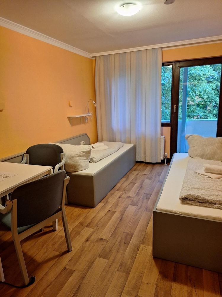 2-Rent Group Hostel Rooms AUB162