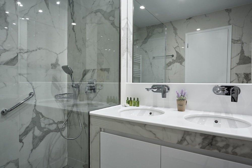 Luxurious Spacious Apt next  Hilton Area
