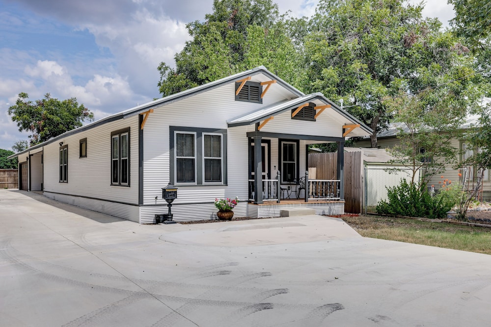 1 Mi to Landa Park: New Braunfels Home w/ Patio!