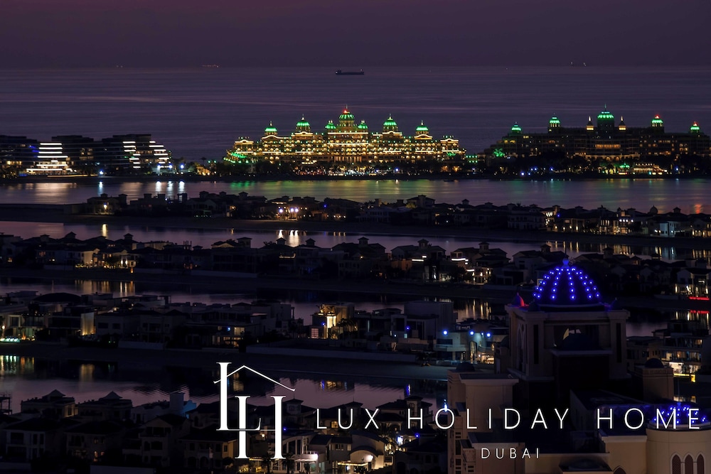 LUX Iconic Views at Palm Tower Studio
