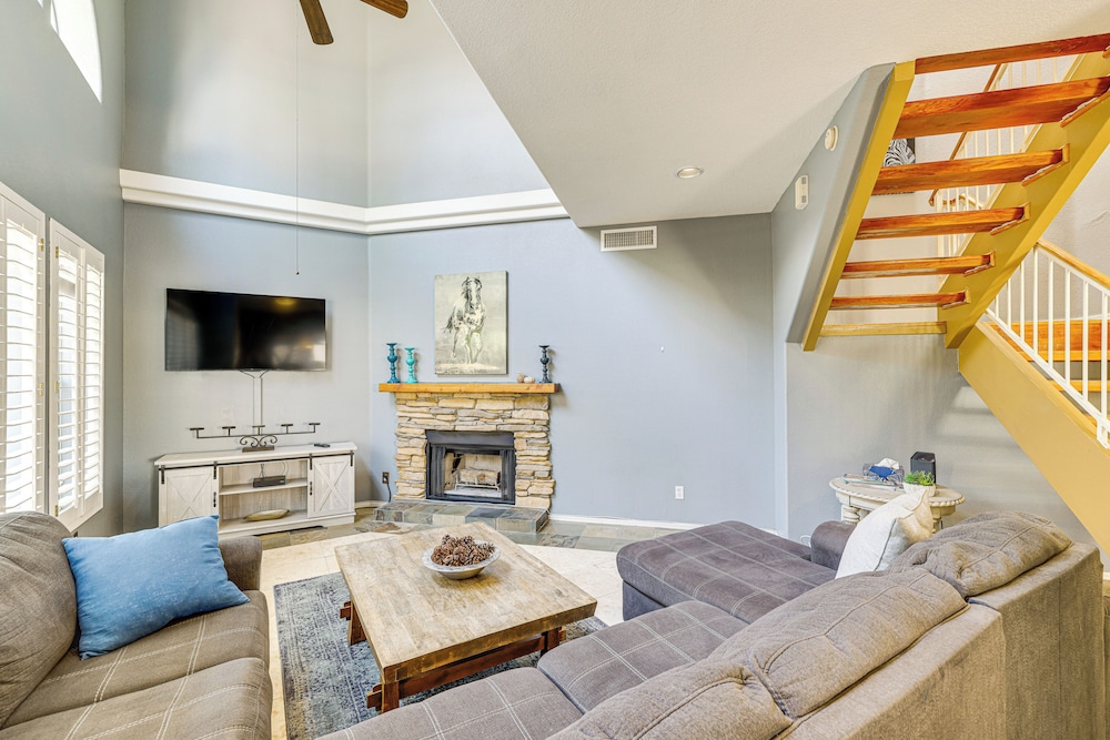 Hike & Golf! Townhouse w/ Resort Perks in PHX